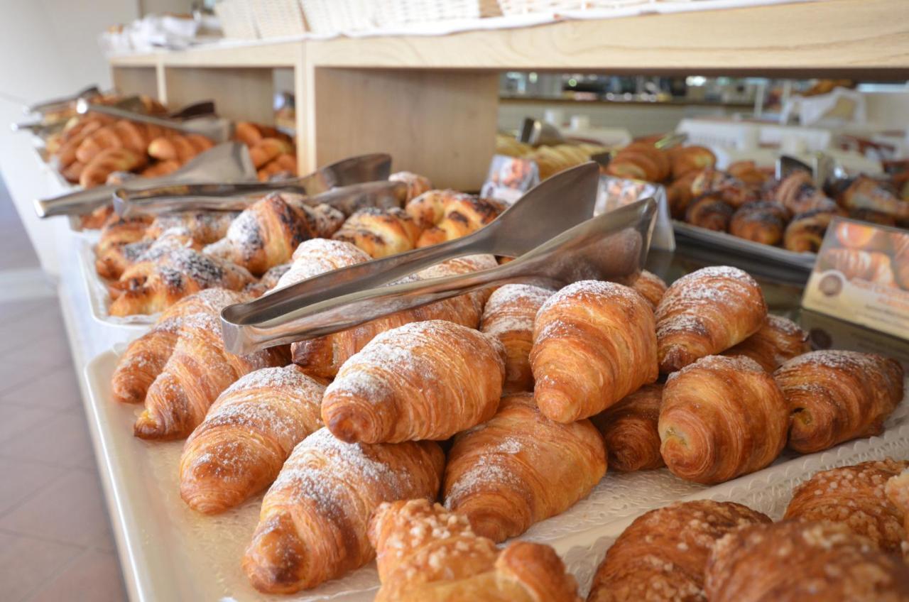 Savoy Beach Hotel & Thermal Spa Bibione Eksteriør bilde Croissants