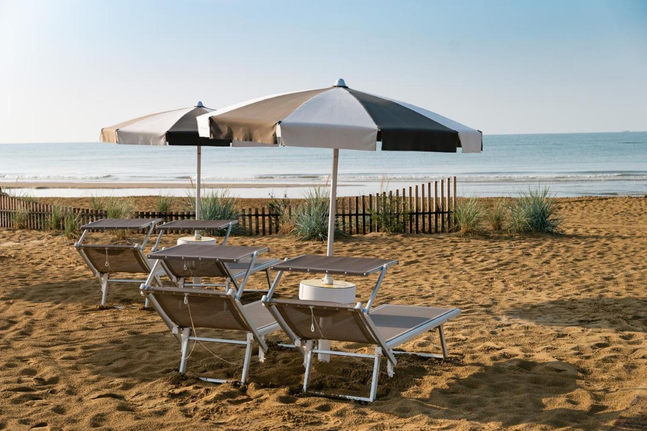 Savoy Beach Hotel & Thermal Spa Bibione Eksteriør bilde Beach furniture