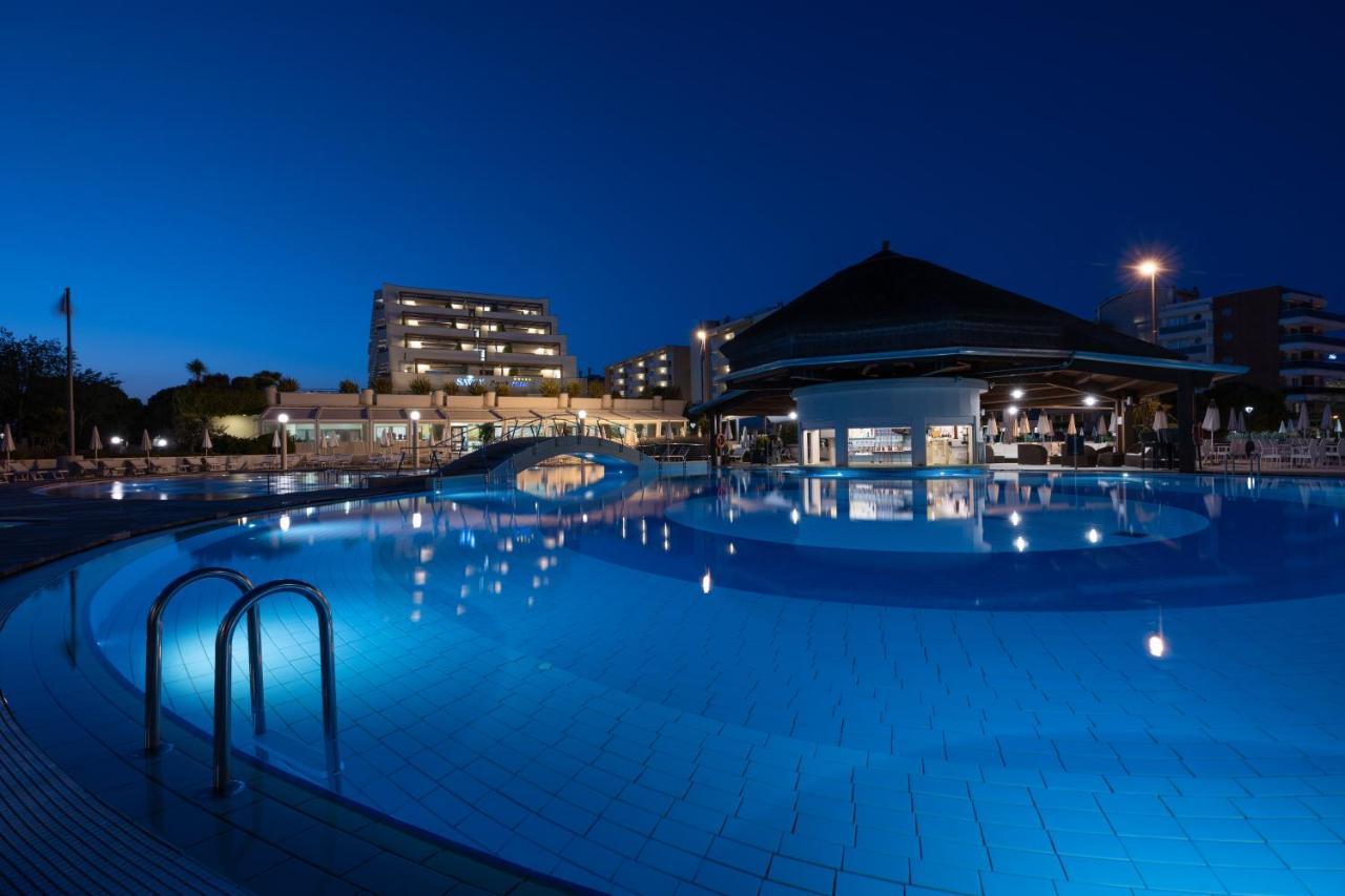 Savoy Beach Hotel & Thermal Spa Bibione Eksteriør bilde The resort at night