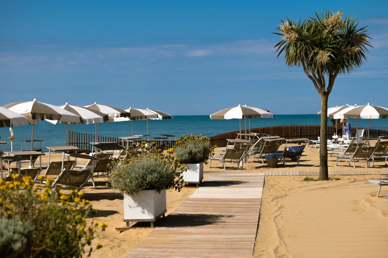 Savoy Beach Hotel & Thermal Spa Bibione Eksteriør bilde The beach at Port-Camargue