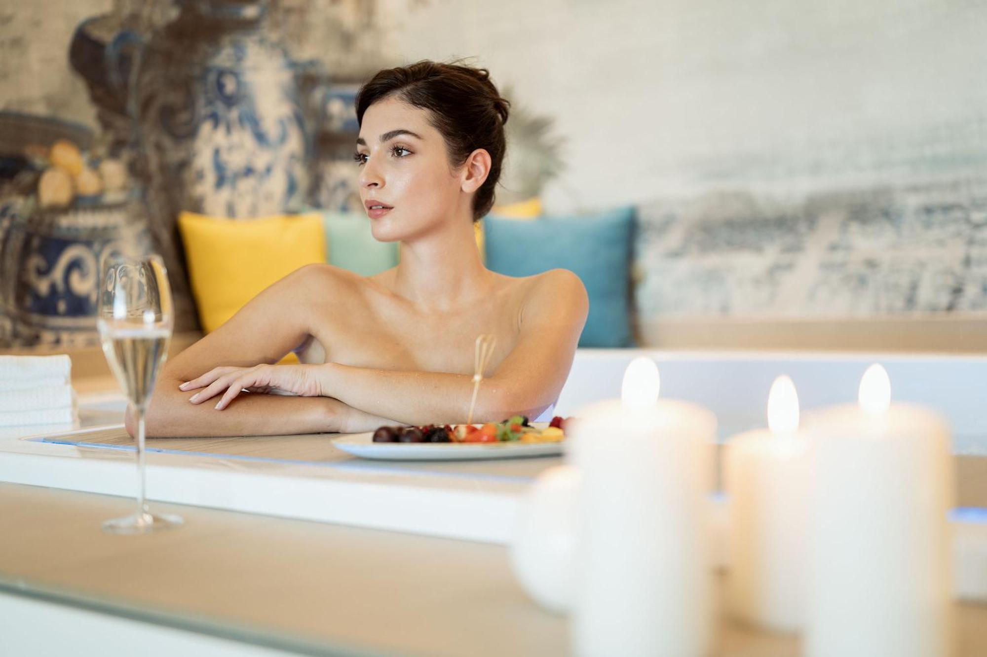 Savoy Beach Hotel & Thermal Spa Bibione Eksteriør bilde A woman at a spa