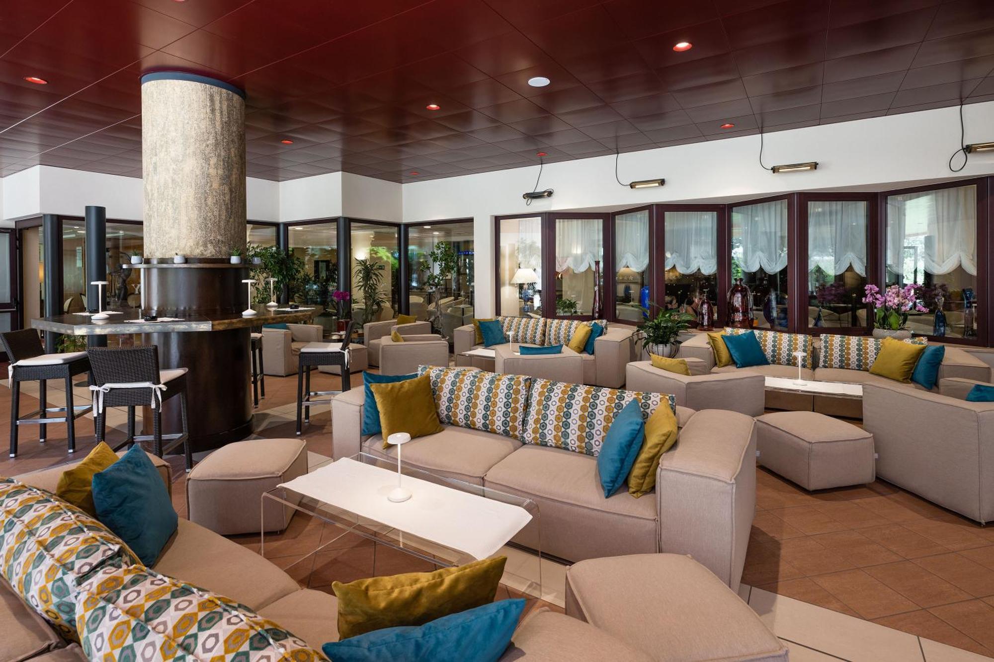 Savoy Beach Hotel & Thermal Spa Bibione Eksteriør bilde The lounge at the airport