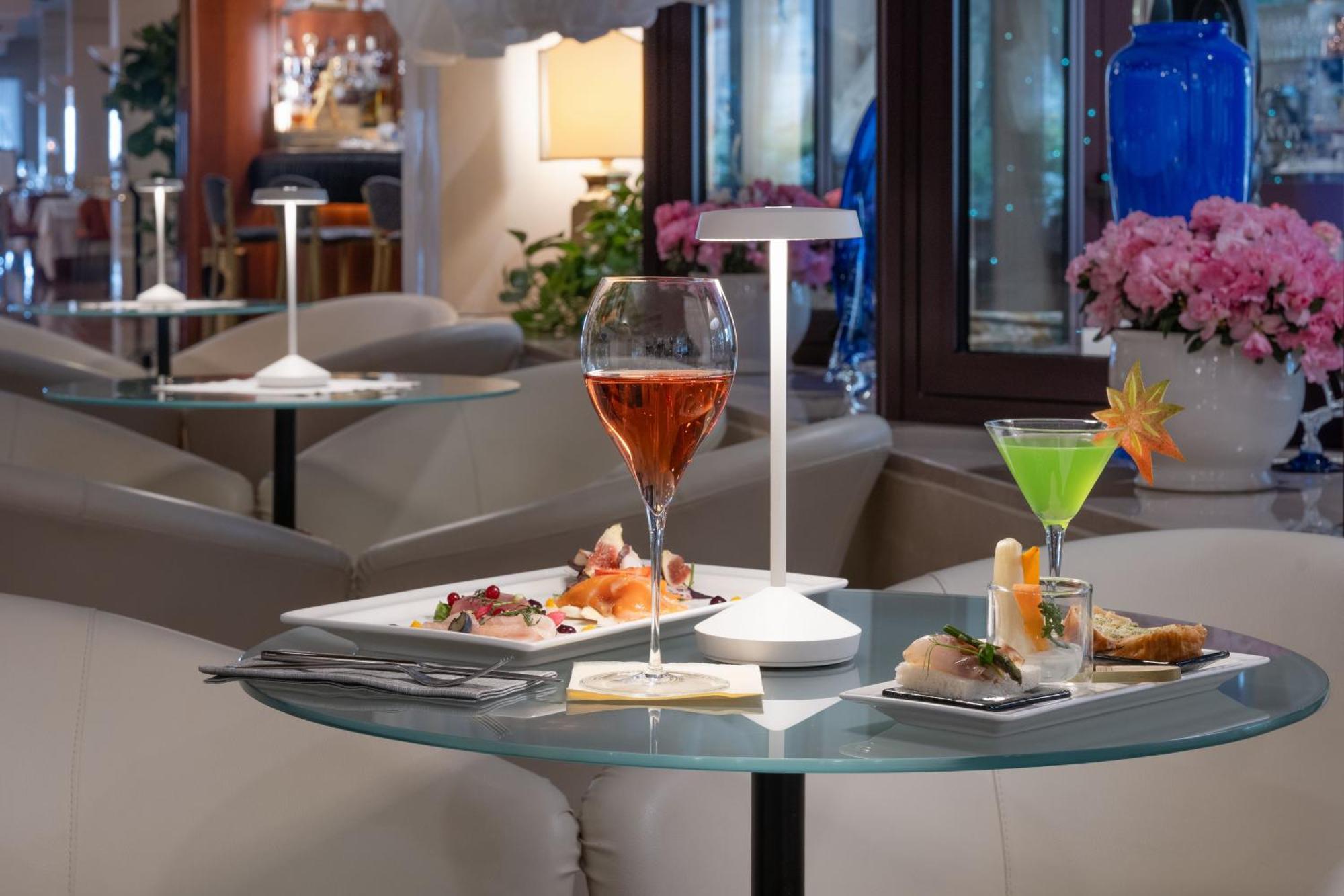 Savoy Beach Hotel & Thermal Spa Bibione Eksteriør bilde A glass table