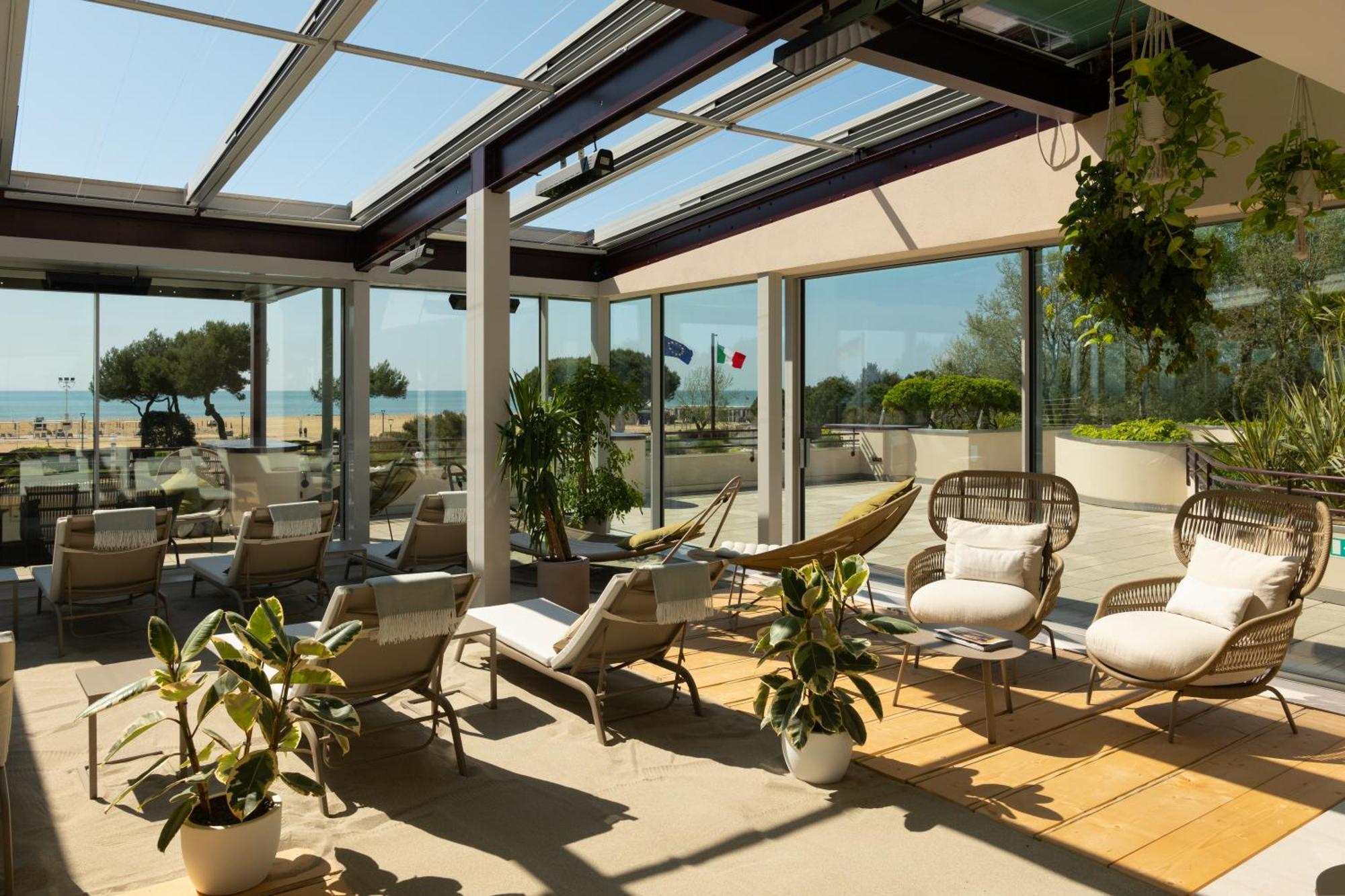 Savoy Beach Hotel & Thermal Spa Bibione Eksteriør bilde The hotel's rooftop lounge