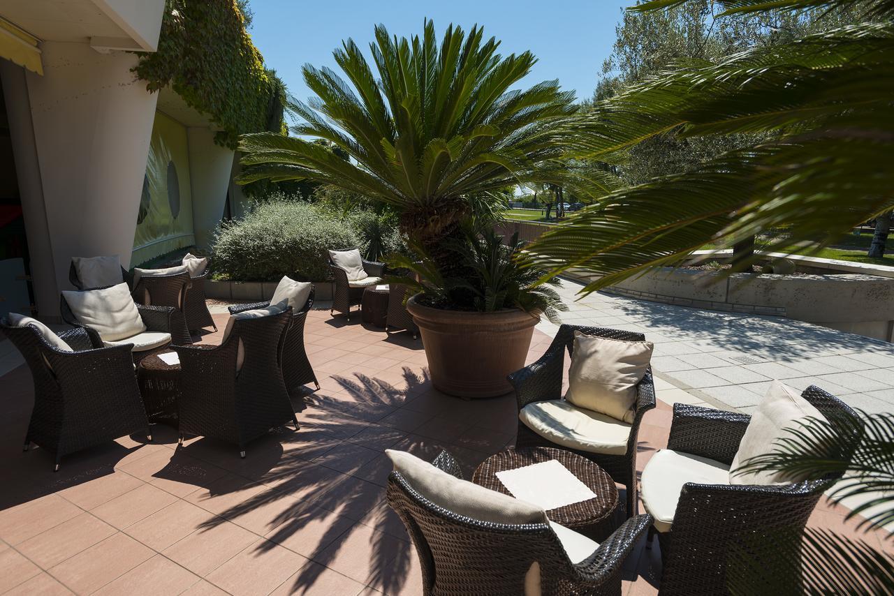 Savoy Beach Hotel & Thermal Spa Bibione Eksteriør bilde The hotel's terrace